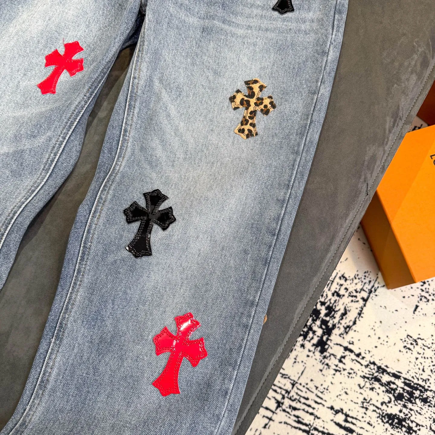 P280 Chrome Hearts blue denim with red black panther pattern multi-leather jeans. CH jeans need to be washed and then disassembled and hand-stitched with sheepskin cross leather and then spliced ​​to complete. The whole piece has too many craftsmanship to explain. The patchwork cross pattern is embellished, and the high-waisted washed jeans! ! Absolutely high-end luxury products, god-level single products and super popular products, made with top heavy industry, a must-see magic weapon. Customized hardware. The fabric is thick and soft after washing. It has good breathability. Customized small leather label. Unique design. The details are simple and elegant, and the workmanship is exquisite. The entire trousers are neatly routed and the details are in place! It’s so cool that both men and women can easily control the genderless trend! Color: Blue Size: 28 30 32 34 36